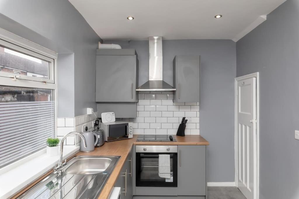 Town Centre Town House Free Wifi And Free On Street Parking Apartment Middlesbrough