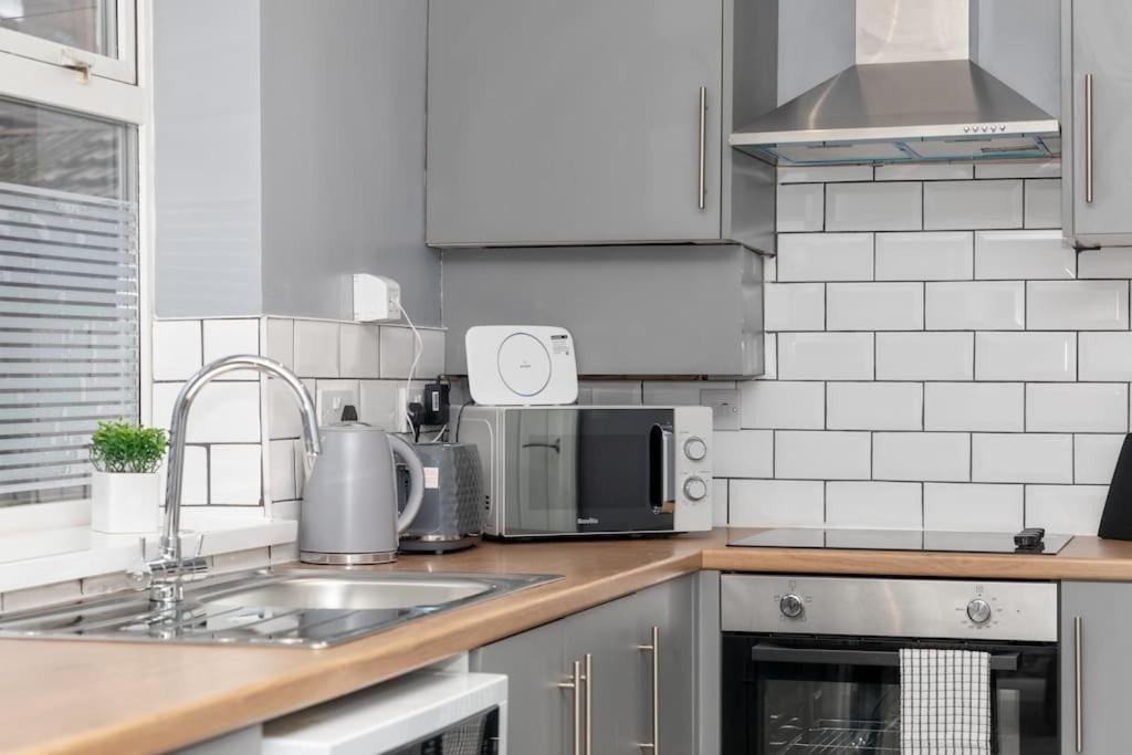 Town Centre Town House Free Wifi And Free On Street Parking Apartment